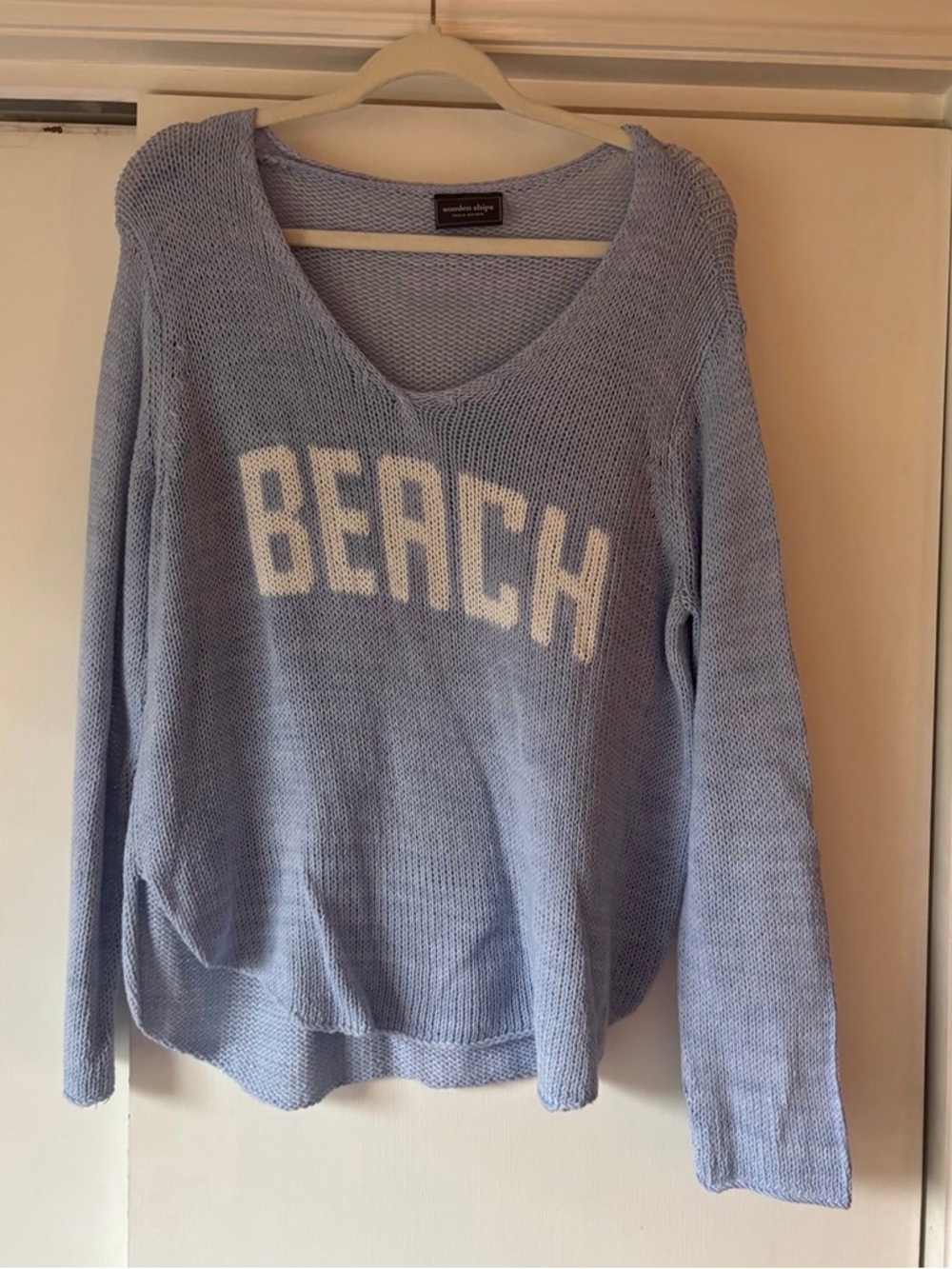 “BEACH” knitted sweater in blue from Wooden Ships - Size Large